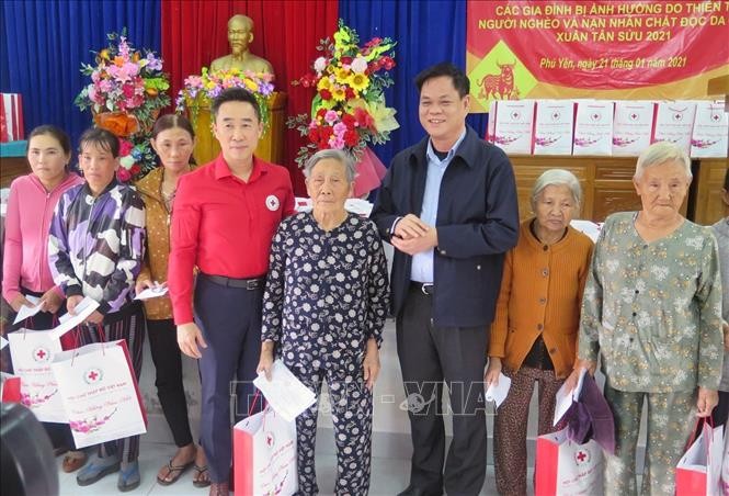 Têt : la Croix-Rouge du Vietnam offre des cadeaux aux sinistrés des catastrophes naturelles à Phu Yên - ảnh 1