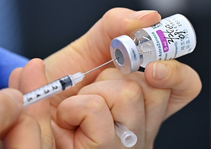 Royaume-Uni: le régulateur recommande de limiter le vaccin Astra Zeneca aux plus de 40 ans - ảnh 1