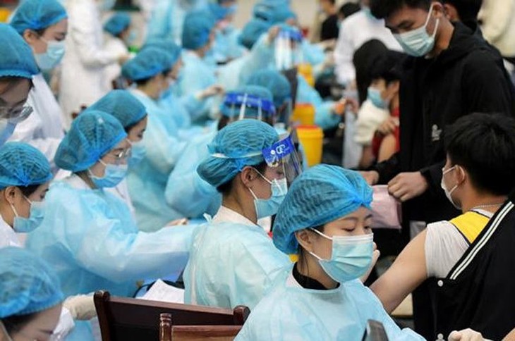 Covid-19: la Chine passe la barre du milliard de doses de vaccin adminitrées - ảnh 1