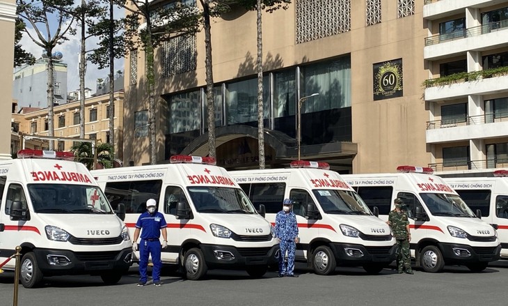 Covid-19: Hô Chi Minh-ville reçoit 30 ambulances et 25 véhicules servant à la vaccination ambulante - ảnh 1