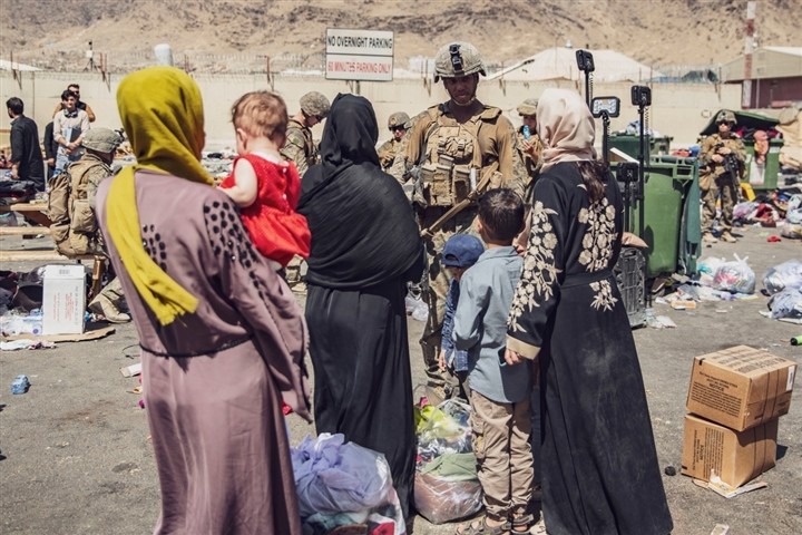 Afghanistan: les Taliban vont autoriser le départ des Afghans munis de documents de voyage étrangers - ảnh 1