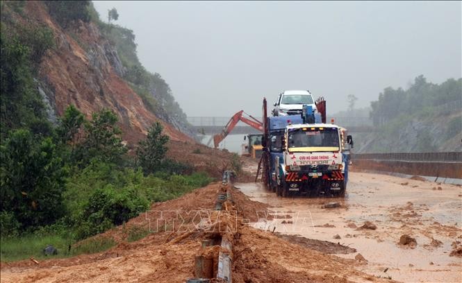 Le Centre du Vietnam ravagé par des crues et des inondations - ảnh 1