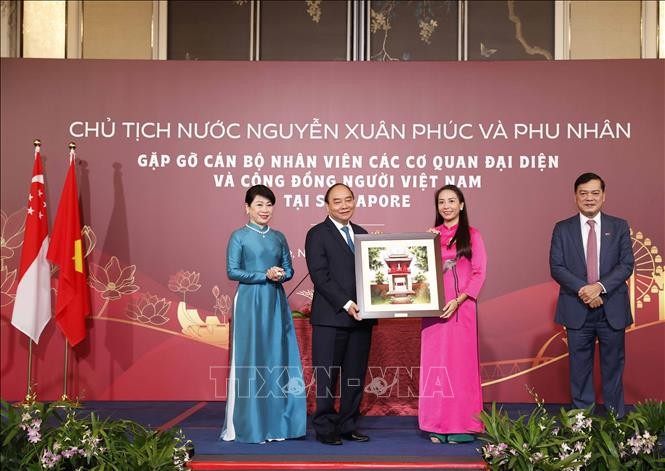 Le chef de l’État rencontre la communauté vietnamienne à Singapour - ảnh 1