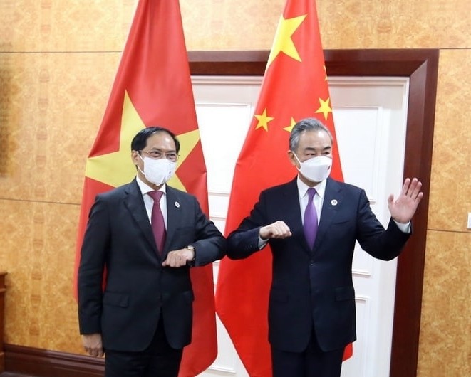 AMM-55: le chef de la diplomatie vietnamienne multiplie les rencontres bilatérales - ảnh 1