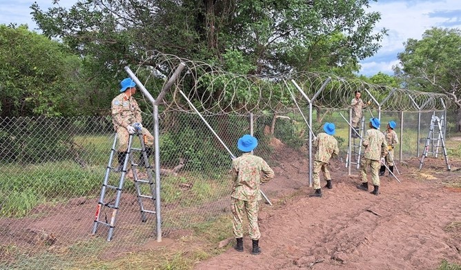 L'Unité de génie militaire N°1 du Vietnam achève la construction d’une clôture de protection à Abu Qussa - ảnh 1