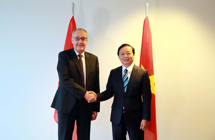 Entretien entre le vice-Premier ministre Trân Hông Ha et le chef du Département de l'économie, de la formation et de la recherche de Suisse - ảnh 1