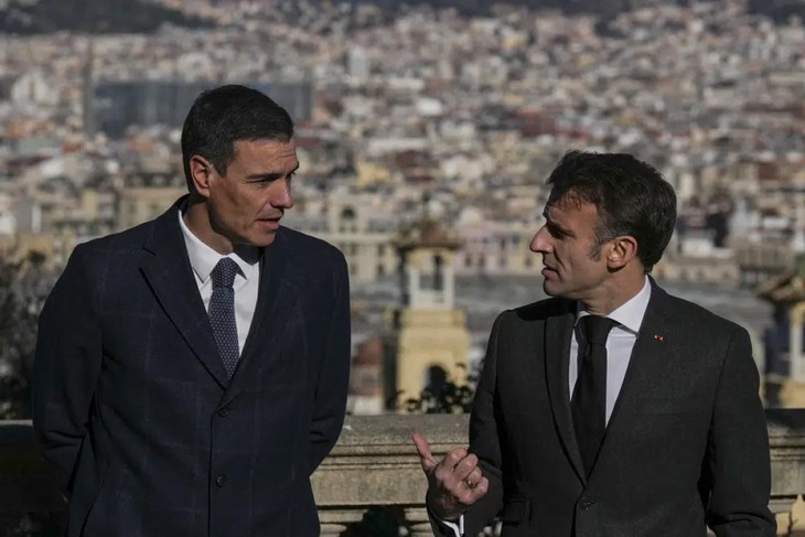 À Barcelone, Macron et Sanchez d’accord sur une réponse européenne aux subventions américaines - ảnh 1