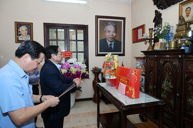 Têt: Pham Minh Chinh présente ses voeux aux familles d’anciens dirigeants vietnamiens - ảnh 1