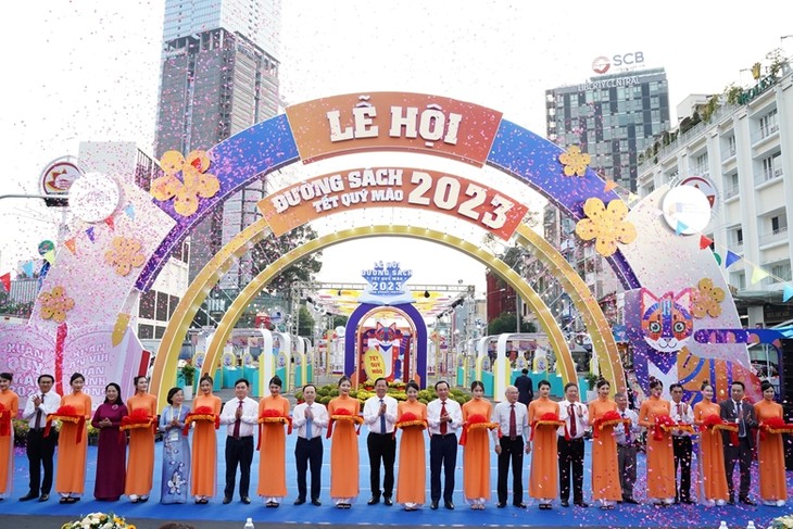 La rue des livres du printemps 2023 inaugurée à Hô Chi Minh-Ville - ảnh 1