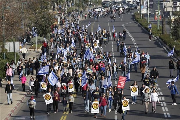 Israël: manifestations massives contre la réforme judiciaire pour la dixième semaine consécutive - ảnh 1