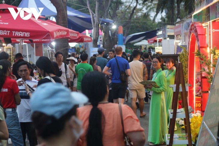 Hô Chi Minh-ville célèbre un grand succès avec plus de 190.000 visiteurs lors de sa fête du tourisme - ảnh 1