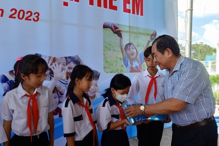Activités à l’occasion de la Journée internationale de l’enfant et du mois d’action pour les enfants vietnamiens - ảnh 1