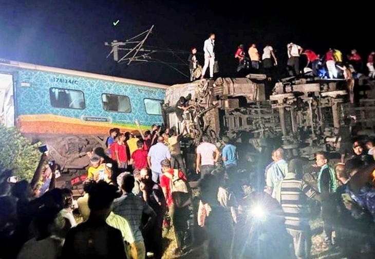 Inde: au moins 288 morts et 850 blessés dans un accident ferroviaire - ảnh 1
