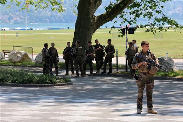 Attaque au couteau à Annecy: le suspect en garde à vue, les victimes toujours hospitalisées - ảnh 1