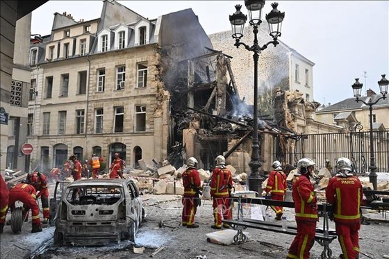 Paris: près de 40 blessés et portés disparus dans une explosion de gaz - ảnh 1