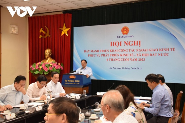 Pham Minh Chinh préside une visioconférence sur la diplomatie économique - ảnh 1