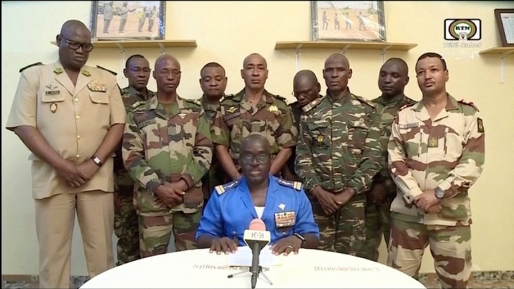 Putsch au Niger: Première apparition de Bazoum, aux côtés de Mahamat Deby - ảnh 1