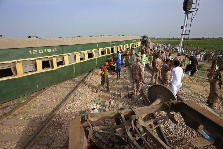 Le déraillement d'un train dans le sud du Pakistan fait au moins 28 morts - ảnh 1