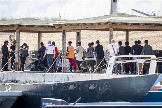 Italie: l’île de Lampedusa submergée par plus de 6000 migrants en 24 heures - ảnh 1
