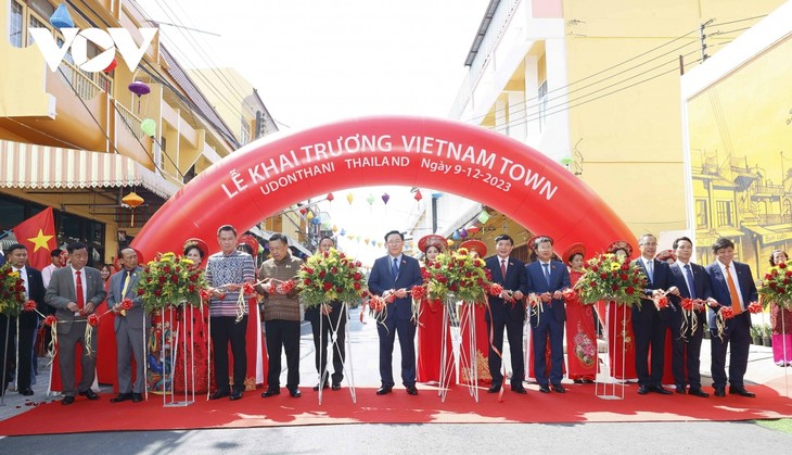 Vuong Dinh Huê inaugure le quartier vietnamien dans la province d’Udon Thani - ảnh 1