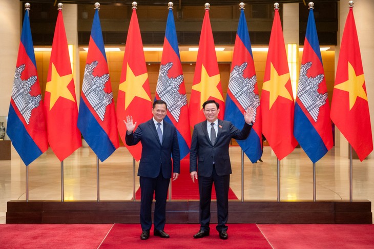 Vuong Dinh Huê accueille le Premier ministre cambodgien - ảnh 1