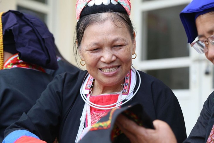 Truong Thi Dông: Une brodeuse Dao chevronnée qui perpétue l'art traditionnel - ảnh 1