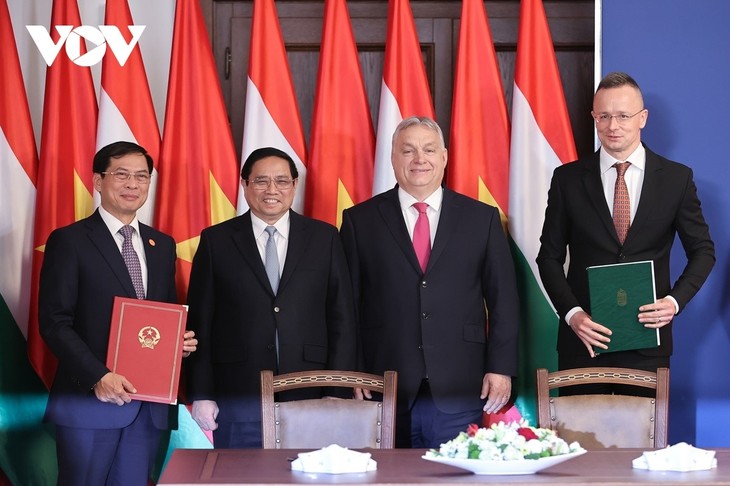 La visite du Premier ministre Pham Minh Chinh sous les feux de la rampe de la presse hongroise et roumaine - ảnh 1