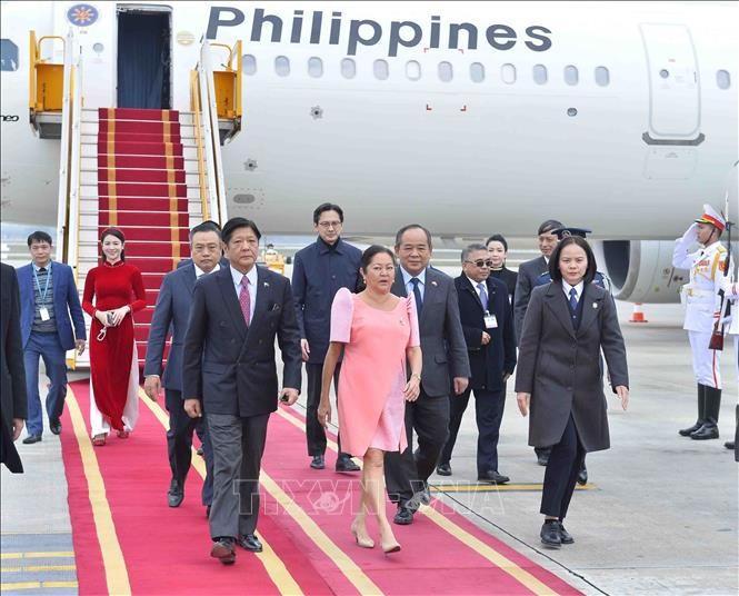 Le président philippin entame sa visite au Vietnam - ảnh 1