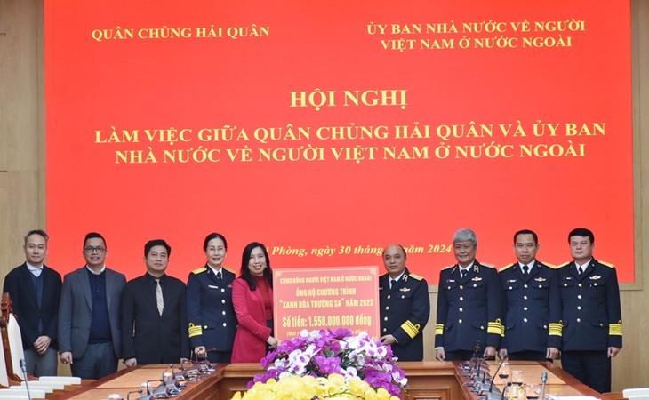 Lê Thi Thu Hang rend visite au Commandement de la Marine - ảnh 1