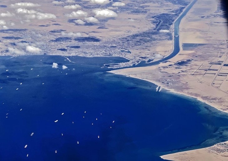 Le canal de Suez a perdu 46% de son chiffre d'affaires en raison des troubles en mer Rouge  - ảnh 1