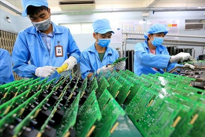 Nikkei Asia: le Vietnam devient une destination convoitée pour les fabriquants de semi-conducteurs - ảnh 1