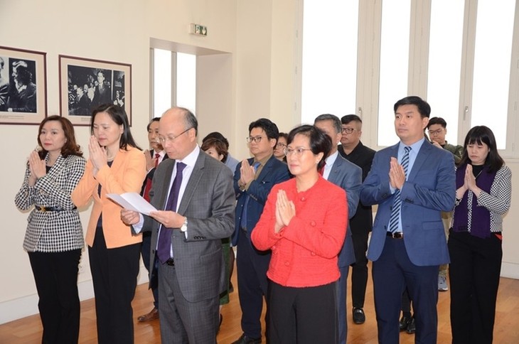 L’ambassade du Vietnam en France rend hommage aux rois Hung - ảnh 1
