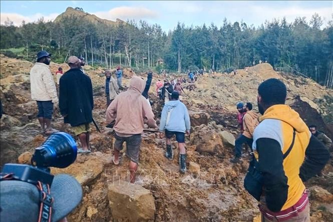 Plus de 2000 personnes ensevelies dans un glissement de terrain en Papouasie-Nouvelle-Guinée - ảnh 1