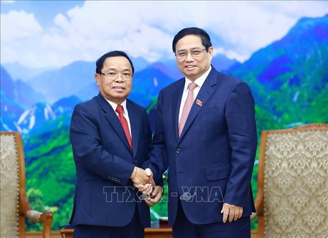 Pham Minh Chinh reçoit le Chef de la Commission centrale de contrôle du Laos - ảnh 1