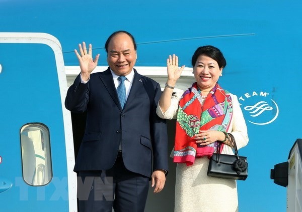 Prime Minister leaves for 33rd ASEAN Summit in Singapore - ảnh 1