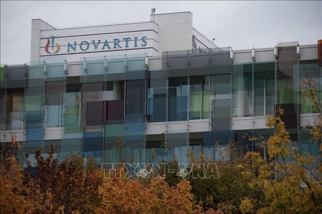 Novartis, Roche team up on COVID pneumonia drug - ảnh 1