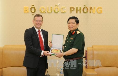 Le général Ngo Xuan Lich reçoit l’ambassadeur de France au Vietnam - ảnh 1