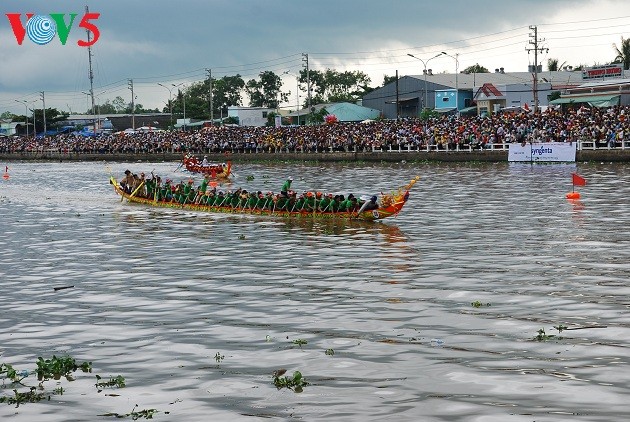 Ok Om Boc, la course de pirogues des Khmers du Sud  - ảnh 1
