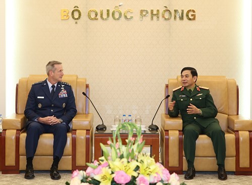 Le chef d'état-major général reçoit commandant des forces aériennes américaines du Pacifique - ảnh 1