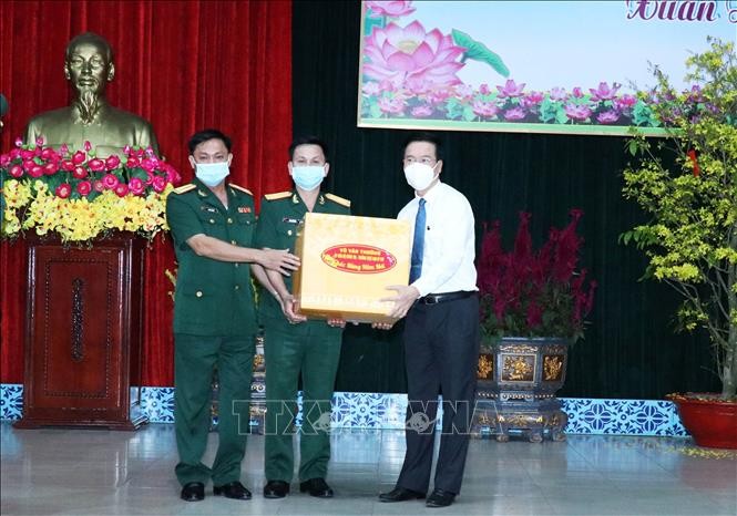 Le permanent du secrétariat du PCV présente ses voeux de Têt  à des soldats à Hô Chi Minh-ville - ảnh 1