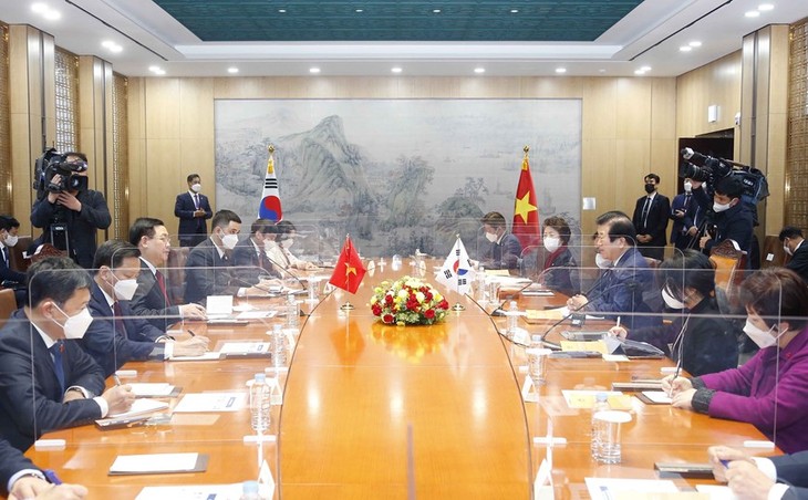 Hanoï et Séoul décident de porter les relations bilatérales au niveau de partenariat stratégique intégral en 2022 - ảnh 1
