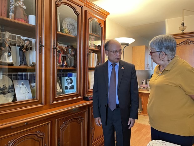 L'ambassadeur du Vietnam en France exprime ses condoléances à la famille de Raymonde Dien - ảnh 1