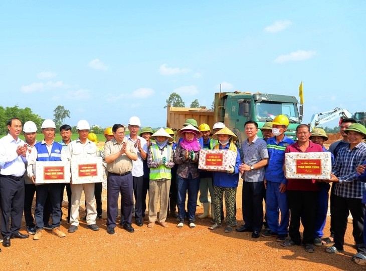  Autoroute Nord-Sud: Pham Minh Chinh demande aux maîtres d'œuvre de respecter le calendrier - ảnh 1