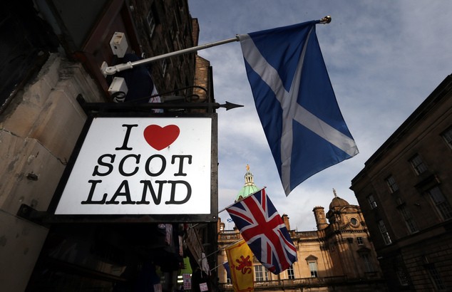 UK government to give Scotland more financial autonomy - ảnh 1