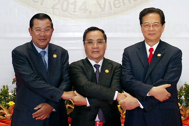 PM Nguyen Tan Dung meets the Vietnamese community in Laos - ảnh 1