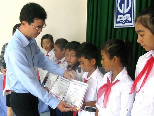 Scholarships support children of naval soldiers - ảnh 1
