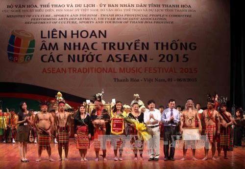 2015 ASEAN traditional music festival ends - ảnh 1