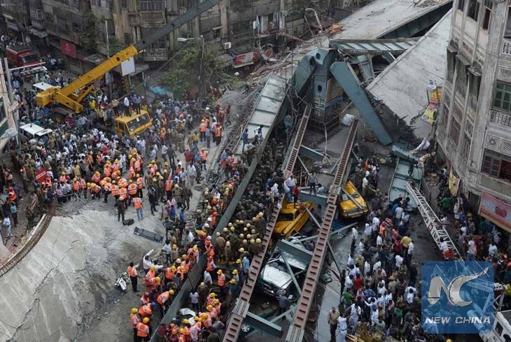 At least 20 killed in flyover collapse in eastern India - ảnh 1