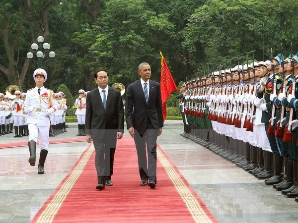 US President Barack Obama begins official visit to Vietnam - ảnh 1