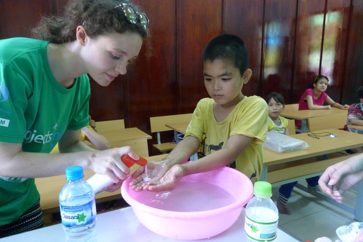 Community service day: teaching disabled children to wash hands - ảnh 5